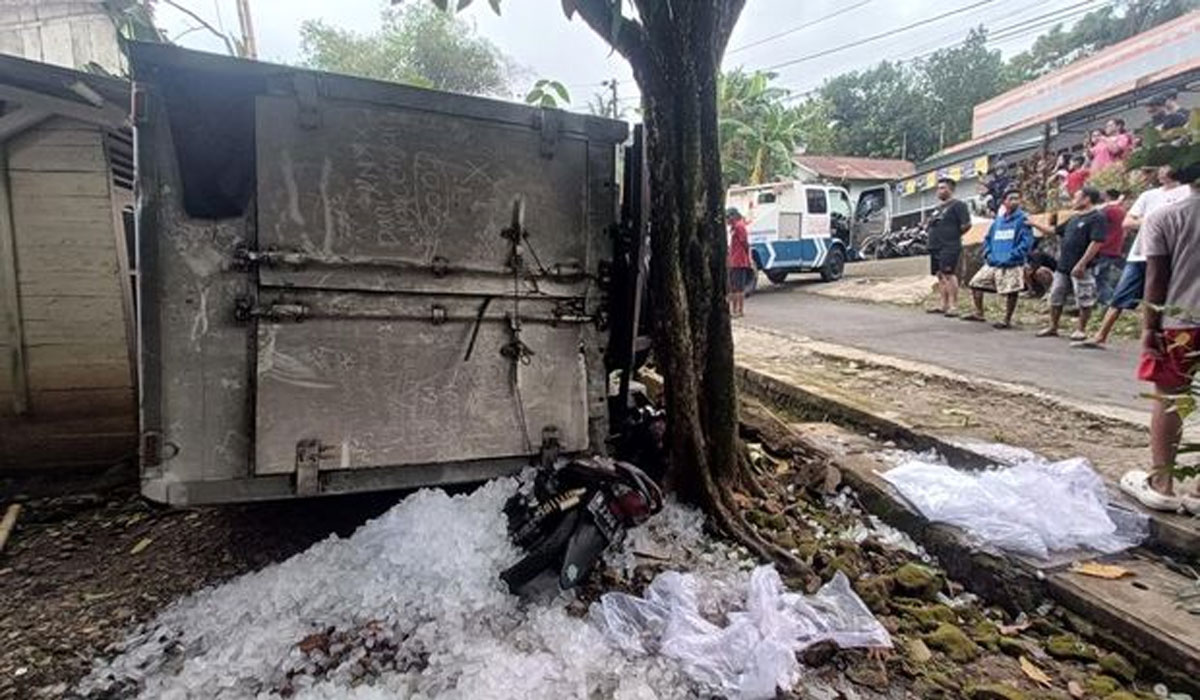 Mencekam! Truk Muat Es Kristal Terguling di Banyumas Gara-Gara Ikuti Google Maps, Motor Jadi Korban!